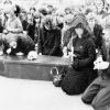 Studenten houden een symbolische begrafenis in 1986 als protest tegen de verhoging van het inschrijvingsgeld naar 13.000 frank. De studentenacties zijn vaak ludiek van inslag (© Universiteitsarchief Gent, SB14_1986_0017).
