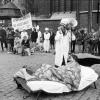 'De Dolle Konijnen' organiseren op de Korenmarkt de actie 'Vrijen voor Onderwijs' in de winter van 1986. Met hun ludiek protest klagen ze de besparingen op het hoger onderwijs van de regering Martens aan (© Universiteitsarchief Gent, SB14_1986_0018).
