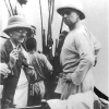 Victor Van Straelen (l.) maakt in 1932 een verkenningsreis door Belgisch-Congo met koning Albert I (r.), hier op het Albertmeer. Van Straelen is onder meer directeur van het Natuurhistorisch Museum (© onbekend, collectie Universiteitsarchief, 07_P02645).