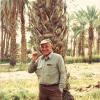 Geoloog René Tavernier in 1982 tijdens bodemkundig veldwerk in Algerije in 1982 (foto uit privé-archief Eric Van Ranst).