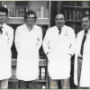 Forensisch geneeskundige Jacques Timperman (3de van links) met zijn collega's Piette (l.), Majelyne (2de van l.) en Lauwaert, ca. 1980. Hij voerde tijdens zijn carrière meer dan 7.000 lijkschouwingen uit (© UGent, vakgroep Gerechtelijke Geneeskunde.)