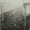 Studenten van de Vlaamse Hogeschool met hun typische zwarte baretten lopen mee in een activistische manifestatie in de straten van Gent op 27 januari 1918. (Collectie Universiteitsbibliotheek)