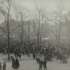 Op 27 januari 1918 betogen activistische studenten op de Vrijdagsmarkt. Bij het standbeeld van Artevelde zweren ze trouw aan Vlaanderen. (Collectie Universiteitsbibliohteek Gent)