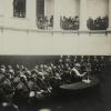 Rector Peter Hoffmann speecht in de Aula op de openingszitting van de Vlaamse Hogeschool op 24 oktober 1916. Op de achtergrond kijkt Minerva toe  (Collectie Universiteitsbibliotheek Gent)