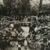 Groepsfoto in de tuin van het studentenhuis HOU ende TROU van het Gentsch Studenten Corpsch tijdens de inhuldiging op 3 juni 1918. Enkele maanden later valt het doek over de Vlaamse Hogeschool. (Universiteitsbibliotheek Gent)