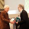 Bodemkundige Donald Gabriëls krijgt felicitaties van rector Van Cauwenberge bij zijn voorzitterschap van de UNESCO Chair on Eremology op 22 januari 2008. (© UGent, foto Hilde Christiaens, Collectie Beeldbank UGent)