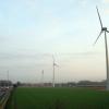 Sinds 2010 draaien langs de E40 tussen Melle en Wetteren drie windturbines op de gronden van de Proefhoeve van de UGent leveren stroom aan Campus Ardoye in Zwijnaarde. (© UGent, foto Hilde Christiaens, collectie Beeldbank)