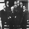 V.l.n.r. natuurkundigen Faust De Block, Jules Verschaffelt en Julien Verhaeghe in 1937,  met achter hen de licentiaten in de natuurkunde (foto uit Van Camp, 'Verschaffelt', 1995).