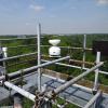 Een fluviometer op de top van de meettoren in het Aelmoeseneiebos. (Collectie ForNaLab UGent, foto Sanne Van Den Berge)