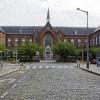 De hoofdingang van het voormalige stedeljk ziekenhuis de Bijloke, anno 2010 van Hogeschool Gent (Collectie UGentMemorie, © UGent - foto Pieter Morlion).