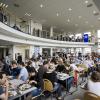 De grote eetzaal van studentenrestaurant De Brug anno 2010 (Collectie UGentMemorie, © UGent - foto Pieter Morlion).