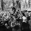 Sinds de campagne voor de vernederlandsing was Vermeylen een gevierd spreker. Hier staat hij, speech in de hand, op de Guldensporenherdenking in Kortrijk op 11 juli 1939 (Collectie Amsab-Instituut voor Sociale Geschiedenis - foto Louis van Cauwenbergh).