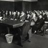 Twee belangrijke figuren van de Gentse universiteit in de jaren 1930: vooraan houdt Henry van de Velde een lezing, helemaal rechts zit Vermeylen. Dit beeld dateert wellicht uit 1943 (Collectie AMVC-Letterenhuis - foto Paul de Clercq).