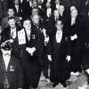 Toga&#039;s, lintjes en scepters. De historische openingszitting van 21 oktober 1930, met naast aftredend rector Meuwissen August Vermeylen (Collectie AMVC-Letterenhuis).