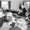 Rector Bouckaert spreekt de leden toe van het nieuwe Raadgevend College van de UGent in 1967 (Collectie Universiteitsarchief Gent - foto R. Masson).