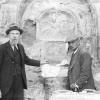 Franz Cumont en Michael Rostovtzeff voor het altaar van een Mithraeum, een tempe