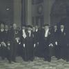Groepsfoto bij de opening van het academiejaar 1923-1924, het eerste jaar van de tweetalige Nolfuniversiteit. In het midden rector Jan Frans Heymans, rechts naast hem Henri Pirenne (Collectie Universiteitsarchief Gent).