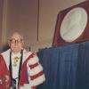 Baron Louis Fredericq, prorector en voormalig provinciegouverneur van Oost-Vlaanderen wordt in 1966 gehuldigd met een plakkaat van beeldhouwer A. Courtens (Collectie Universiteitsarchief Gent - foto R. Masson).