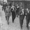 In de Plateaustraat op weg naar de inhuldiging van de elektronische rekenmachine IBM 610 in 1959: rector Pieter Lambrechts (1ste rij rechts), prorector Jan Gillis (2de rij midden) en Jo Röpcke  (Collectie Universiteitsarchief Gent).