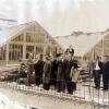 Rondleiding nieuwbouw Ledeganck in 1961, toen nog het Hoger Instituut voor de Kandidaturen van de Wetenschappen. Op de achtergrond: serres van de Plantentuin (Collectie Universiteitsarchief Gent, schenking Jeanine Van Canegem-Schoone en les frères Haine).