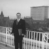 Rector Pieter Lambrechts op het dakterras van Home Fabiola bij de inhuldiging in 1961. Op de achtergrond de nieuwe hoogbouw van campus Ledeganck (Collectie Universiteitsarchief Gent - foto De Cae). 