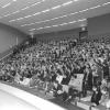 Auditorium E van de Blandijn loopt vol voor een voordracht van eredoctor David Attenborough in 1997 (Collectie Universiteitsarchief Gent, © UGent - foto Hilde Christiaens).