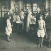 Studenten van het HILO tijdens de praktijkles &#039;gymnastique orthopedique&#039; in februari 1917 (Collectie Universiteitsarchief Gent).