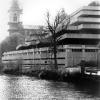 Campus Hoveniersberg, waar Economie gehuisvest is, ligt lieflijk langs de Schelde. Op het achterplan verrijst de Sint-Pieterskerk (Collectie Universiteitsarchief Gent).