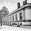 Het &#039;Instituut van de Wetenschappen&#039; in de Rozierstraat rond 1900. Ook voor de bouw van de 2de verdieping &#039;één van de grootste gebouwen van België&#039;. Op de voorgrond de buurtbewoners van de arbeiderswijk (Collectie Universiteitsarchief Gent).