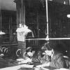 Studenten in een seminariebibliotheek van het Plateaugebouw (Collectie Universiteitsarchief Gent).