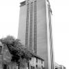 De Boekentoren met op de voorgrond verkrotte woningen. In 1995 wordt beslist ze te vervangen door fietsenstallingen (Collectie Universiteitsarchief Gent, © UGent - foto Hilde Christiaens).