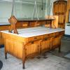 Oude laboratoriumtafel in het Laboratorium voor Scheikunde in het Rommelaerecomplex (Collectie Universiteitsarchief Gent).