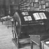 Manuscriptenzaal van de oude Baudeloobibliotheek met het boekenwiel dat zich anno 2010 in de gang aan de kaartenzaal van de Boekentoren bevindt (Collectie Universiteitsbibliotheek Gent - kaartenzaal).