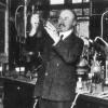 Leo Baekeland in zijn laboratorium (Collectie Universiteitsarchief Gent).