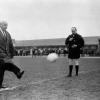 Jan-Jacques Bouckaert geeft de aftrap van een voetbalmatch (Collectie Universiteitsarchief Gent, © Persagentschap Rol - foto Roland van der Sijpt).