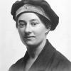 Hendrika Mahy (1895-) was een van de vrouwelijke studenten van de Vlaamsche Hoogeschool. Op deze foto draagt ze als eerstejaarsstudente natuurwetenschappen een studentenpet met 1 ster (Collectie Universiteitsarchief Gent).