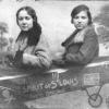 Studentes klassieke filologie Lucienne Van Acker (1909-) en Elise Feytmans (1909-) laten zich fotograferen op de Gentse foor op het einde van de jaren 1930 (Collectie Universiteitsarchief Gent).