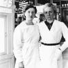Apothekeres Anna Sonneville (studente 1920/21-1925/26) in haar officina met stagaire Judith De Meyer (studente 1936/37-1940/41) (Collectie Universiteitsarchief Gent).