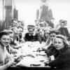 De studentes zitten in 1955 nog aan een aparte tafel. Na WOII ontspannen de relaties aan de universiteit maar het duurt tot de jaren 1960 vooraleer het gescheiden ontspanningsleven en de galanterie verdwijnen (Collectie Universiteitsarchief UGent).