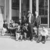 Studenten Klassieke Filologie op de trappen van de Blandijn in 1962, vlak na de ingebruikname door de faculteit Letteren en Wijsbegeerte. Rechts toekomstig hoogleraar Johnny Devreker (Collectie Universiteitsarchief Gent).