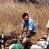 Carolus Sys (rechts) onderwijst bodemwetenschap tijdens veldonderzoek in Kameroe