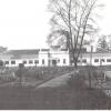 Het Schoolmuseum van Thiery en de omliggende tuin in de lente van 1931.