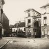 Op de plek van de ingangspoorten van het De Vreesebeluik en het omheinde huisje opent in 1960 het nieuwe gebouw van de faculteit Letteren en Wijsbegeerte (foto begin 20ste eeuw, collectie Universiteitsbibliotheek Gent, © UGent).