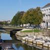 Aan het begin van de Coupure bevindt zich net als in de 19de eeuw een plezierhaven waar je een bootje kunt huren om de leie mee af te varen. (Collectie UGentMemorie, © UGent - foto Fien Danniau).