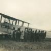 Studenten van de Vlaamse Technische Kring poseren in Evere voor het vliegtuig van hun luchtdoop in 1935 (Collectie Universiteitsarchief Gent).