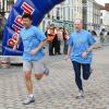 Socioloog John Vincke (links) doet mee aan de 12-urenloop in 2007, met rechts vi