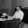 Diergeneeskundige en (ren)paardenspecialist Jean Henri Bouckaert aan z'n bureau in de Veeartsenijschool aan de Coupure Rechts. De faculteit Diergeneeskunde zal in 1996 verhuizen naar de nieuwe campus in Merelbeke (foto privécollectie Jan Ignace Bouckaert)