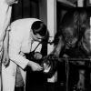 (Ren)paardenspecialist Jean Henri Bouckaert (links) inspecteert samen met een student Diergeneeskunde de hoeven van een paard aan de Gentse Veeartsenijschool gevestigd op de Coupure Rechts aan het Casinoplein (foto privécollectie Jan Ignace Bouckaert).