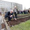 Rector Paul Van Cauwenberge opent in maart 2013 de moestuin van StuJardin aan de faculteit Bio-ingenieurswetenschappen op de Coupure Links (Beeldbank afdeling Communicatie UGent, foto Hilde Christiaens).