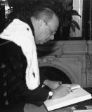 Rector André De Leenheer ondertekent het guldenboek op Dies Natalis 2004. Archief Universiteit Gent,